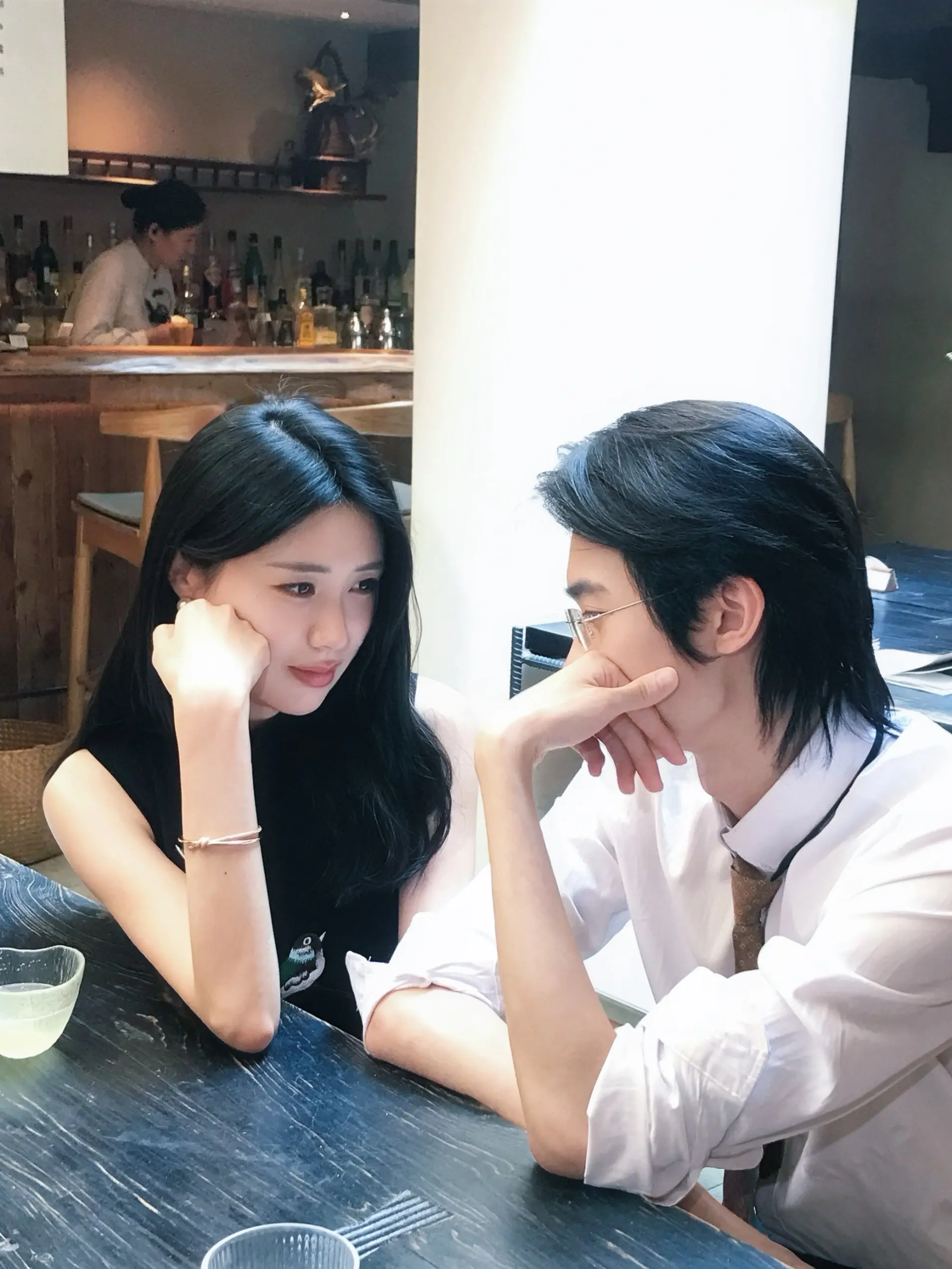 看你眼睛 有幸福的倒影。