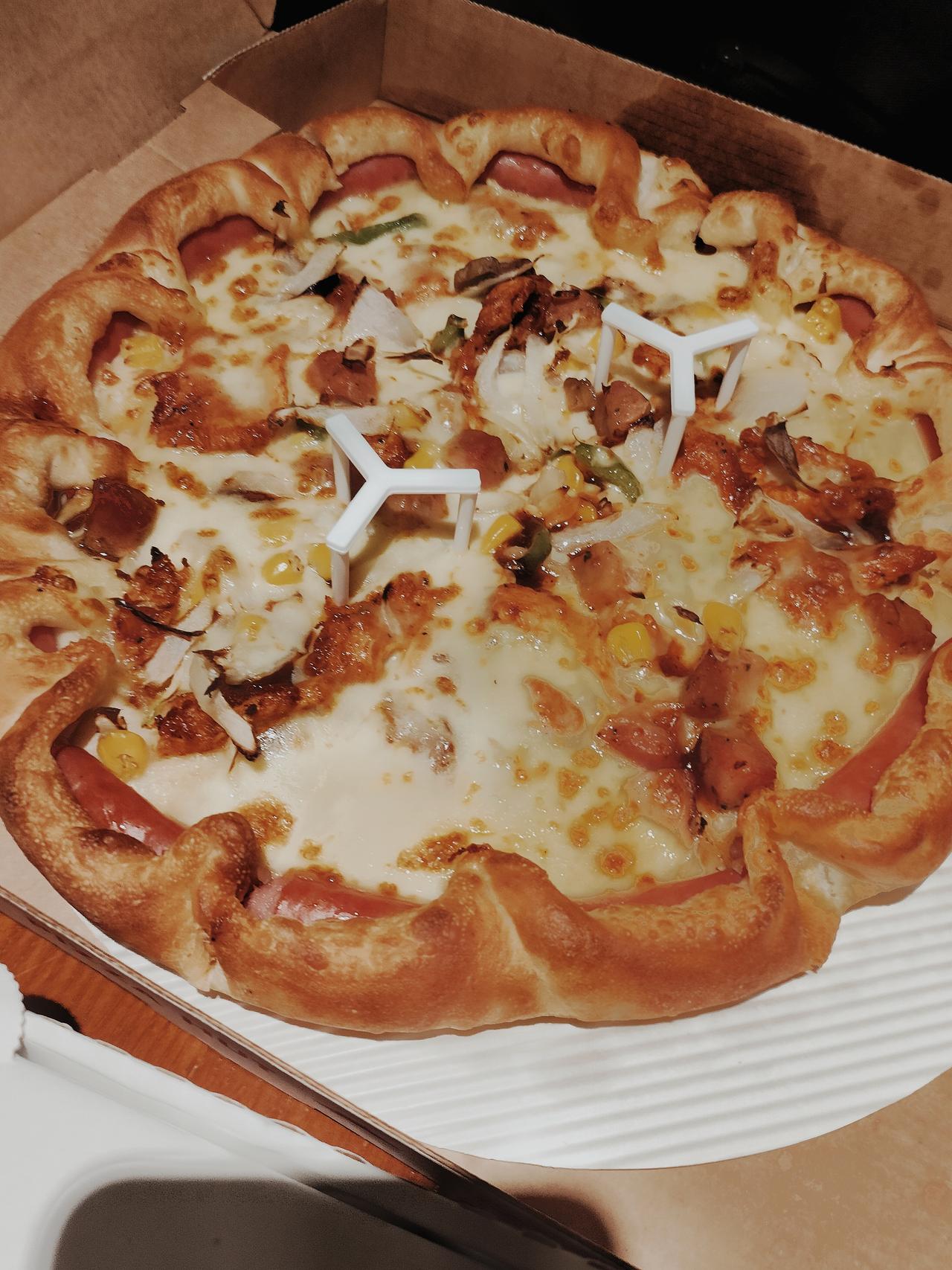 最近披萨店的活动也很多，必胜客有买一送一的活动。算下来真的是非常划算。几个朋友准