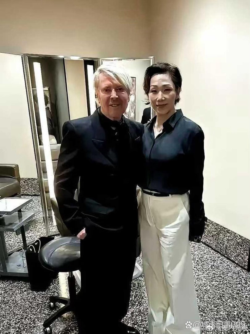 完全不敢相信画面里是林忆莲，第一眼压根认不出，对比过往模样变化太大，反差感拉满。