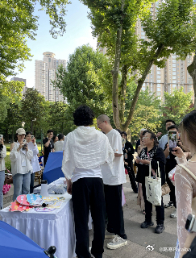 #上海相亲角偶遇李诞# 去相亲角凑热闹还真让我遇上李诞了！还选在520这一天，果
