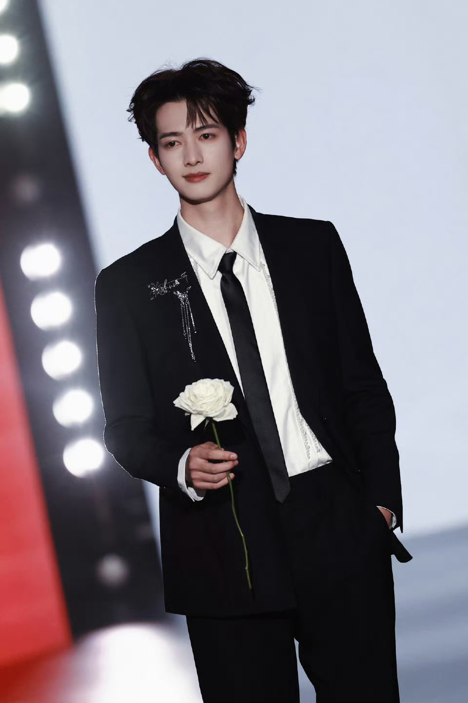 鎏光盛典红毯直播全程高能！甘望星面对镜头从容不迫，互动时的笑容甜度超标🍬 红毯