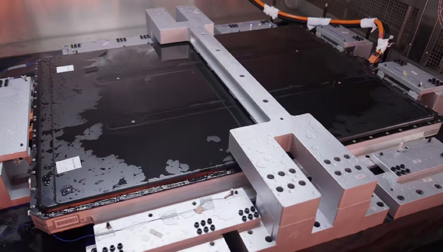 华为携手电池伙伴超200项工艺提升现在选新能源车，“电池安不安全”早成了最操心的