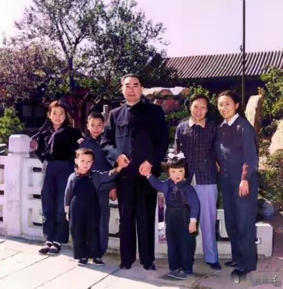 满腹经纶、文韬武略，却又真实的、亲切的仅仅就像一位平常的父亲