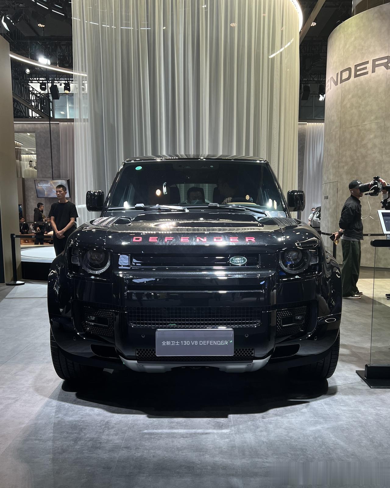 路虎卫士全系V8车型
路虎展台此次最具看点的就是卫士全系将配备V8引擎。这意味无