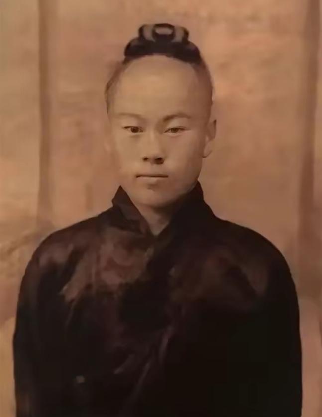 1938 年，道士毕云路过日军哨卡时，因为没有向日军鞠躬，被打得半死。几天后，他