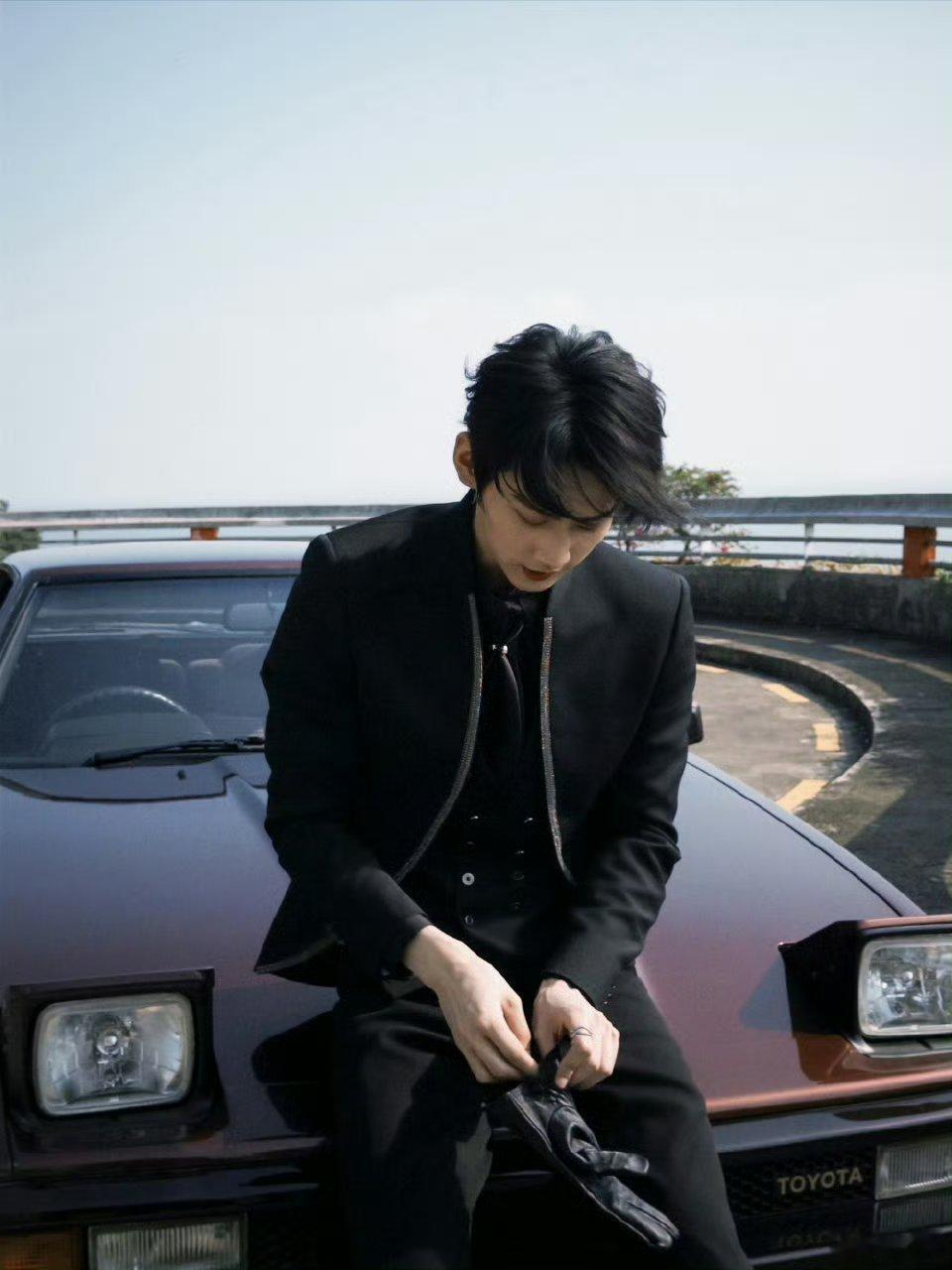  周柯宇红毯最快换装 红毯换装速度直接封神，两套造型各有魅力，从容切换的模样，尽