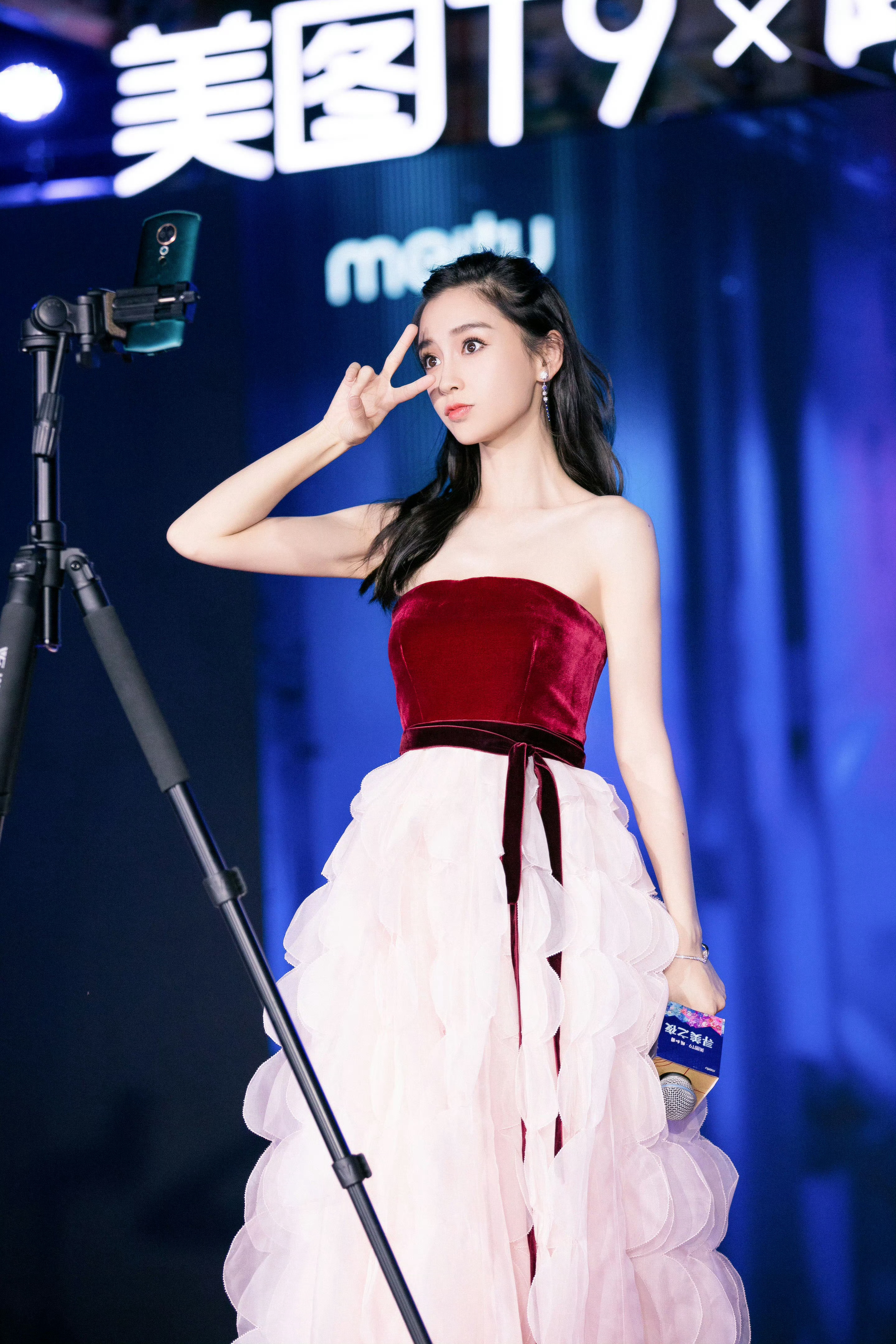 angelababy 杨颖 自拍两件套，比耶+嘟嘴