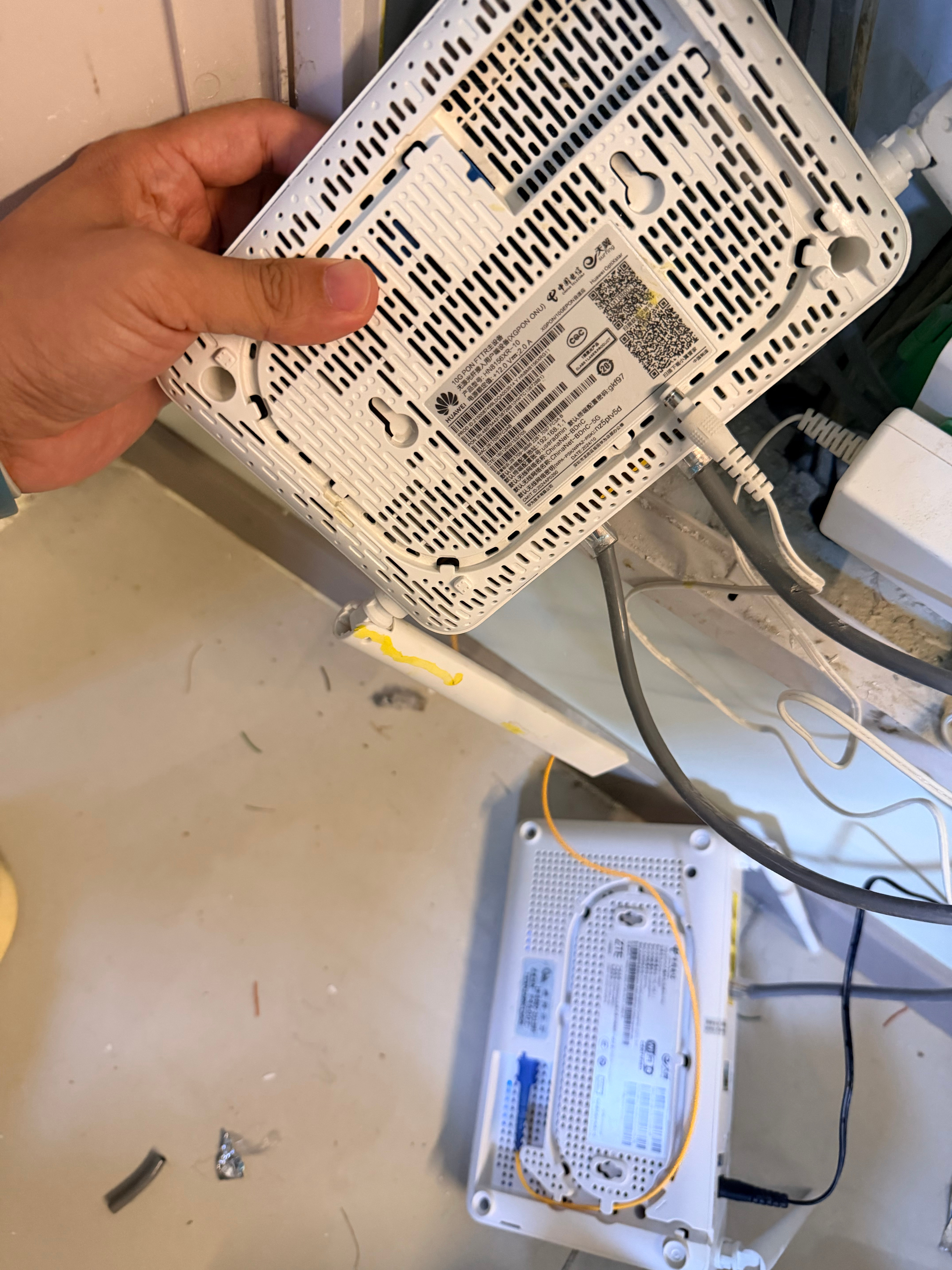 今天师傅过来给我换了一个猫，从花换成ZTE了，我司网络正常了…… ​​​