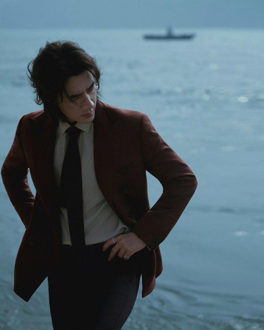 红衣此沙我狠狠笑纳了他只是换了身衣服，为什么感觉整个人都不一样了？热烈、张扬、又