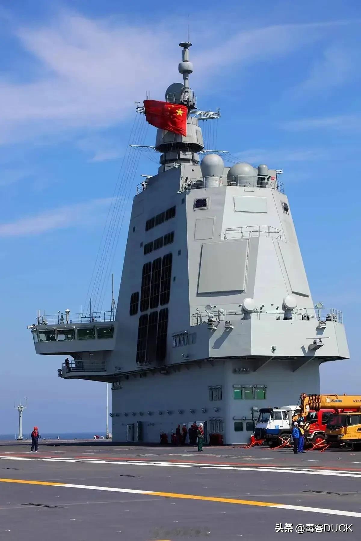 作为世界最强大的两型航空母舰，福建舰和福特级的航母舰岛也代表了世界航海航空指挥控