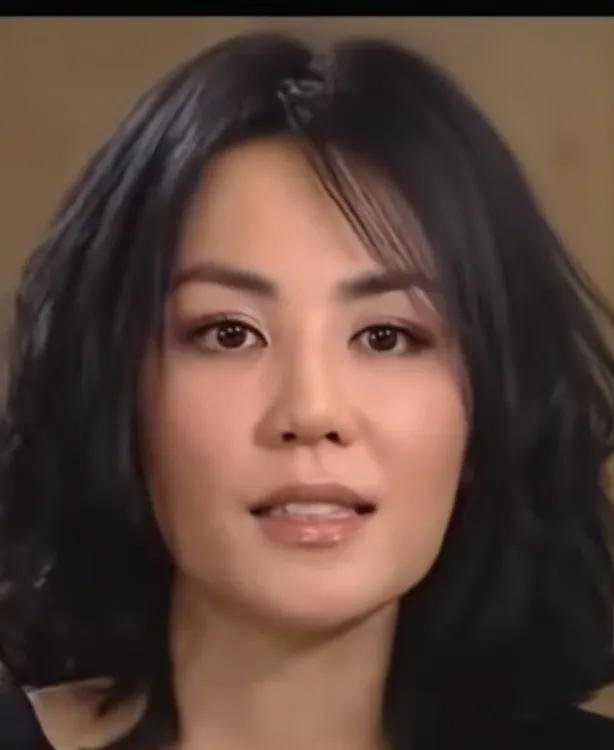 遇见王菲：窥见洒脱灵魂的一角
 
在娱乐圈这个大染缸中，王菲是独特的存在，她站在