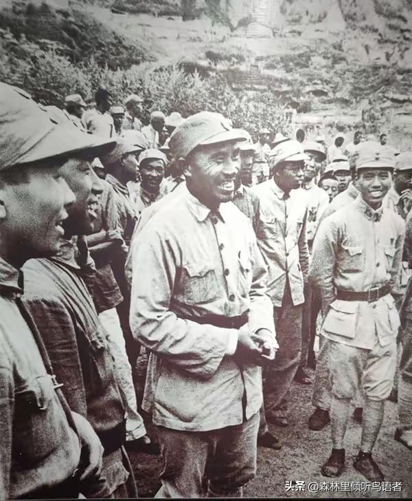 红军时期，部队条件异常艰苦。有一回，朱老总带领一百多名团以上干部，来到李聚奎所在