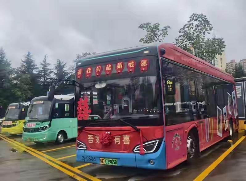在宝鸡的一处公交场站内，三辆分别为“红黄绿”颜色的公交车瞬间吸引了众人的眼球。车