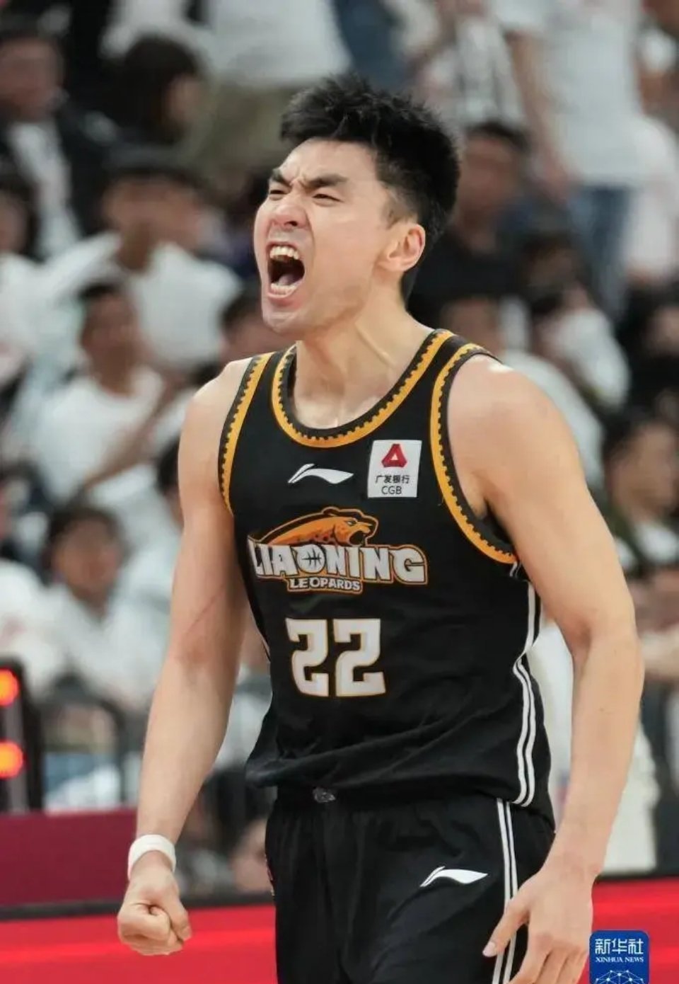 李晓旭和任骏飞本赛季综合数据对比如下:李晓旭   34岁   身高2.04米，体