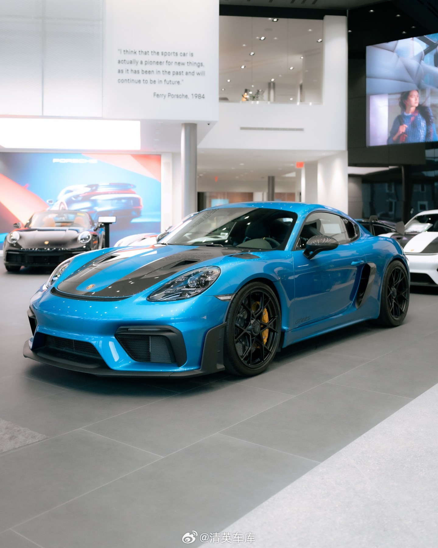 这辆保时捷718 Cayman GT4 RS的颜色有点意思猜的出来是什么车漆吗 