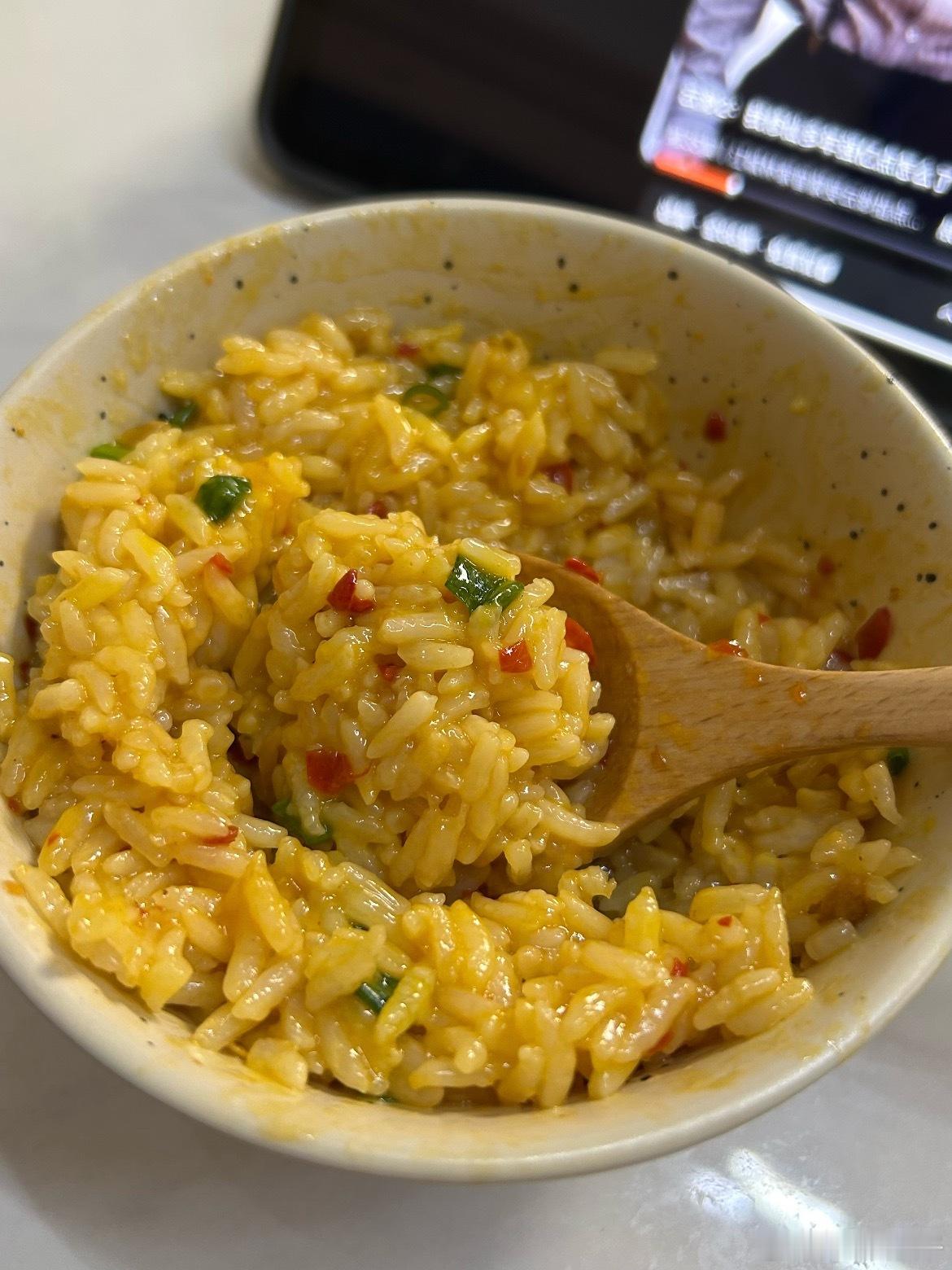 且看这碗黯然销魂饭！猪油拌饭打底，戳破溏心蛋任其流淌，叉烧须得用梅头肉，蜂蜜与头