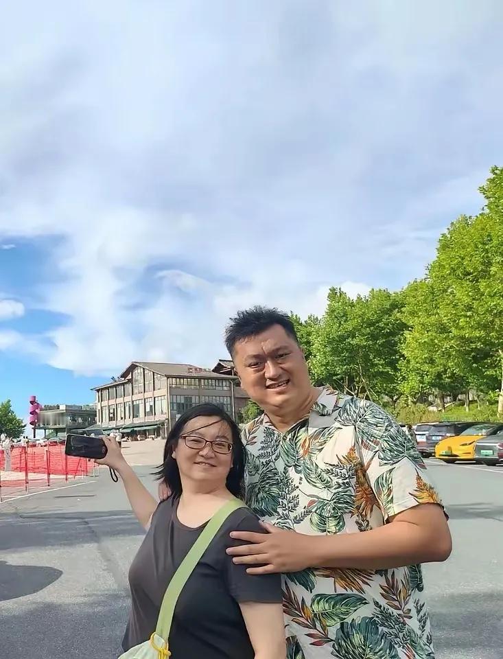 按理说相声是不挑长相的，男女老少高矮丑俊都能说。但唯独这俩，跟相声严重不搭。尤其