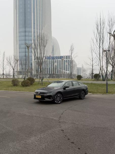 今天拍速腾L，觉得大众这代造型设计还是挺成功的，比ID系列成功。
速腾L这台车就