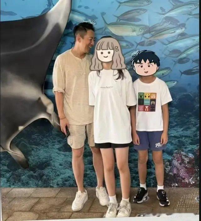 小菲带俩娃香港游，玥儿自信长高变美，父子三人同框太温馨 