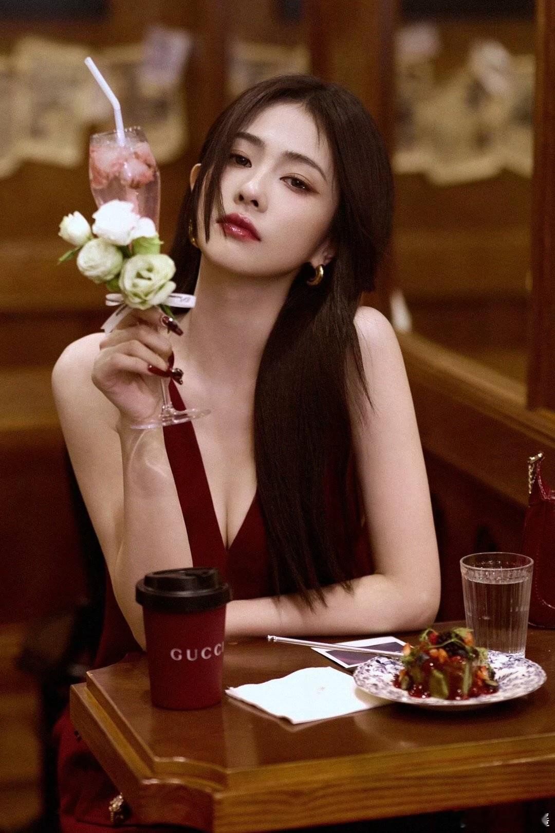 白鹿GUCCI晚宴又解锁了新造型，公主切，哇～这也太美了吧！宝藏女孩白梦妍女士棒