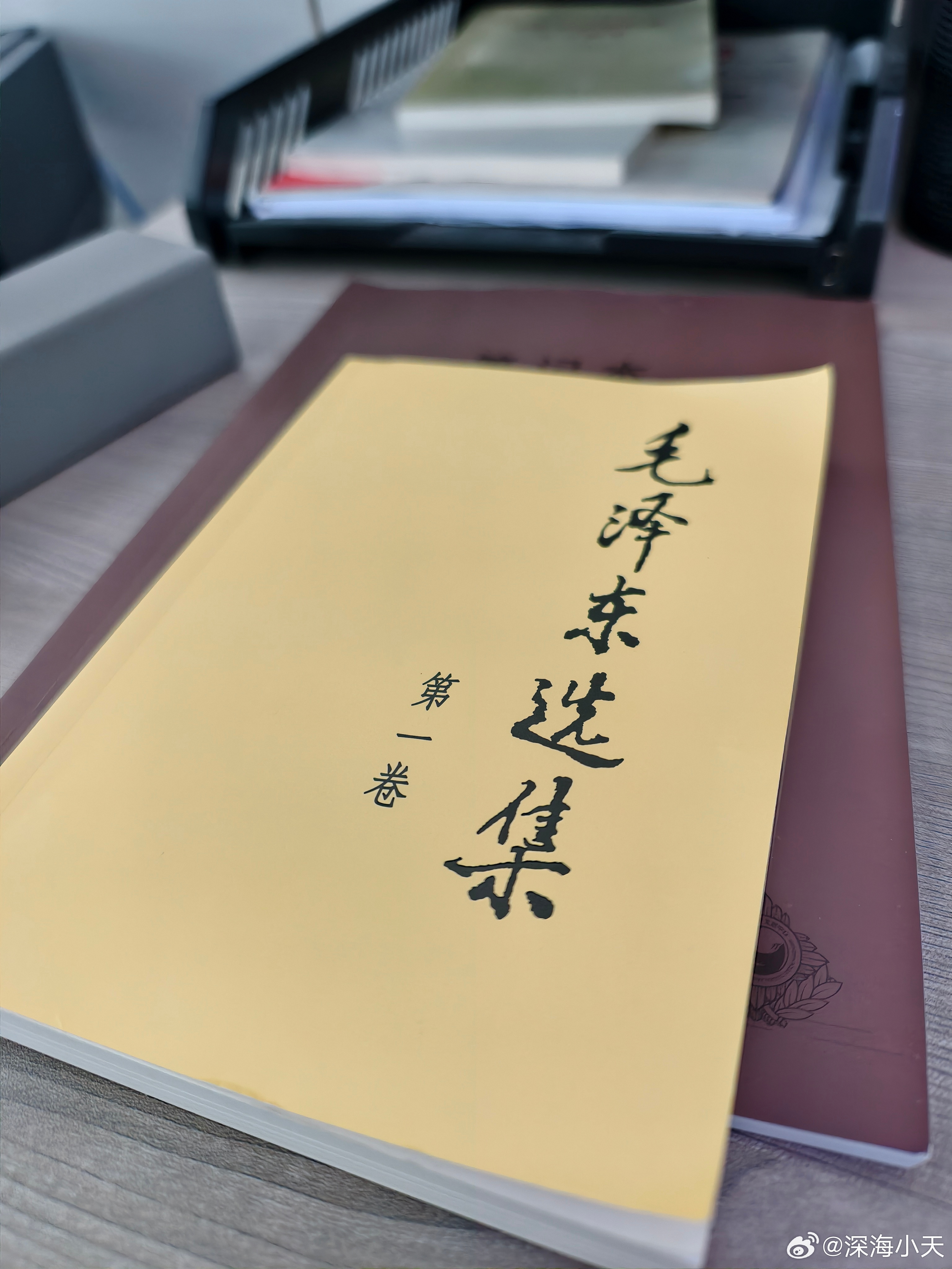 新来的00后工友，带着书来工地学习。 