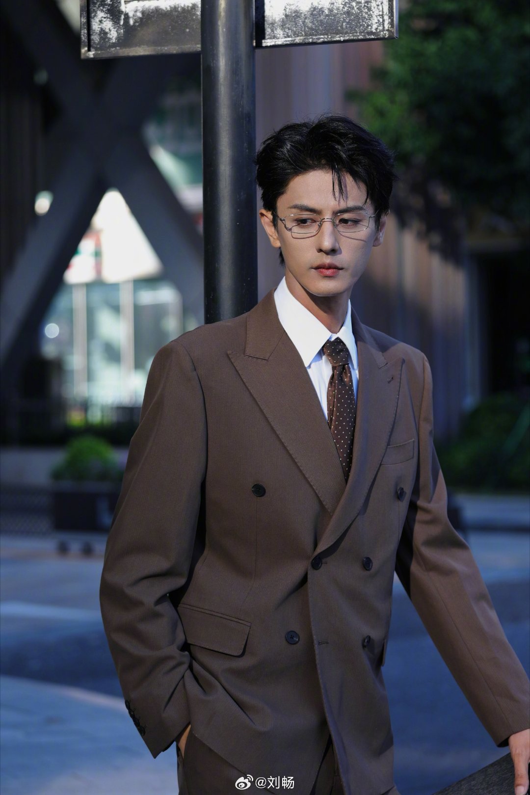 年上禁欲眼镜男，还带点书卷气，刘畅本人还会做木工，怎么会有这么贴话痨小姐男主角色