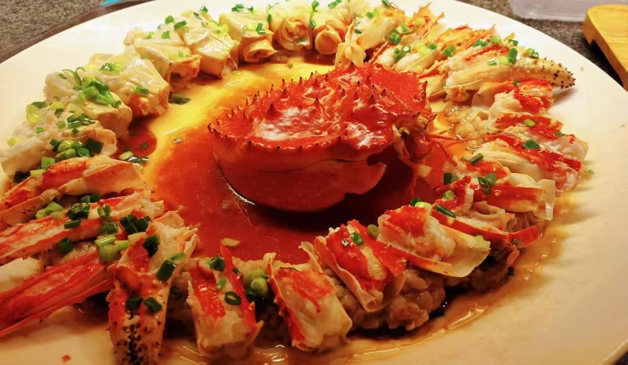 清蒸香辣帝王蟹大餐，鲜辣诱人，快来尝鲜。