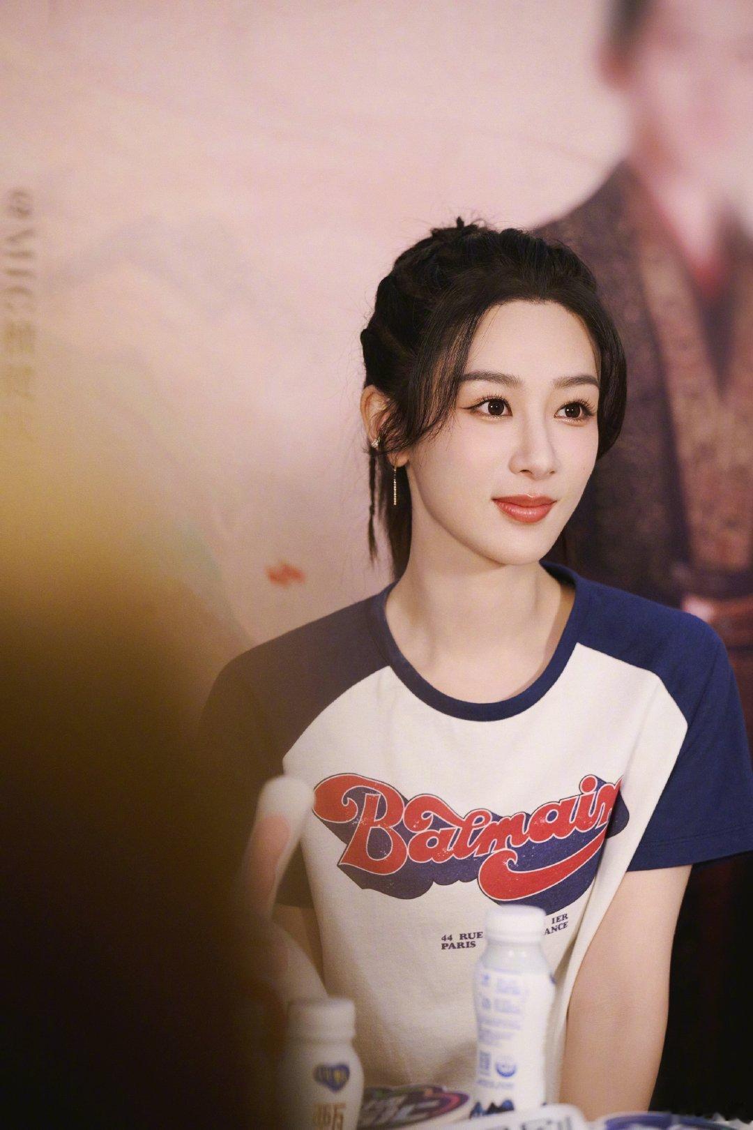 #杨紫[超话]##杨紫小夭# [心]#杨紫长相思# 早晨的阳光洒落在阳台上，美好