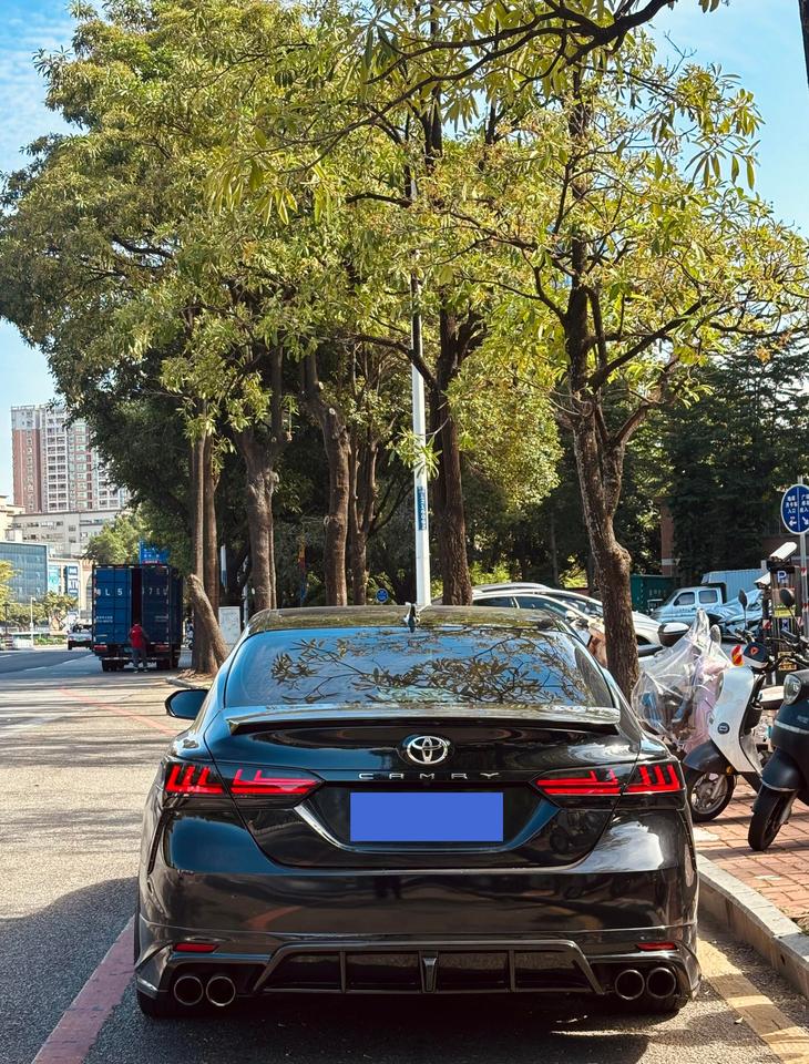 来看看这台凯美瑞的改装心思！😎
前脸+尾部的锋尚版改法👍，排量字消掉、后标亮