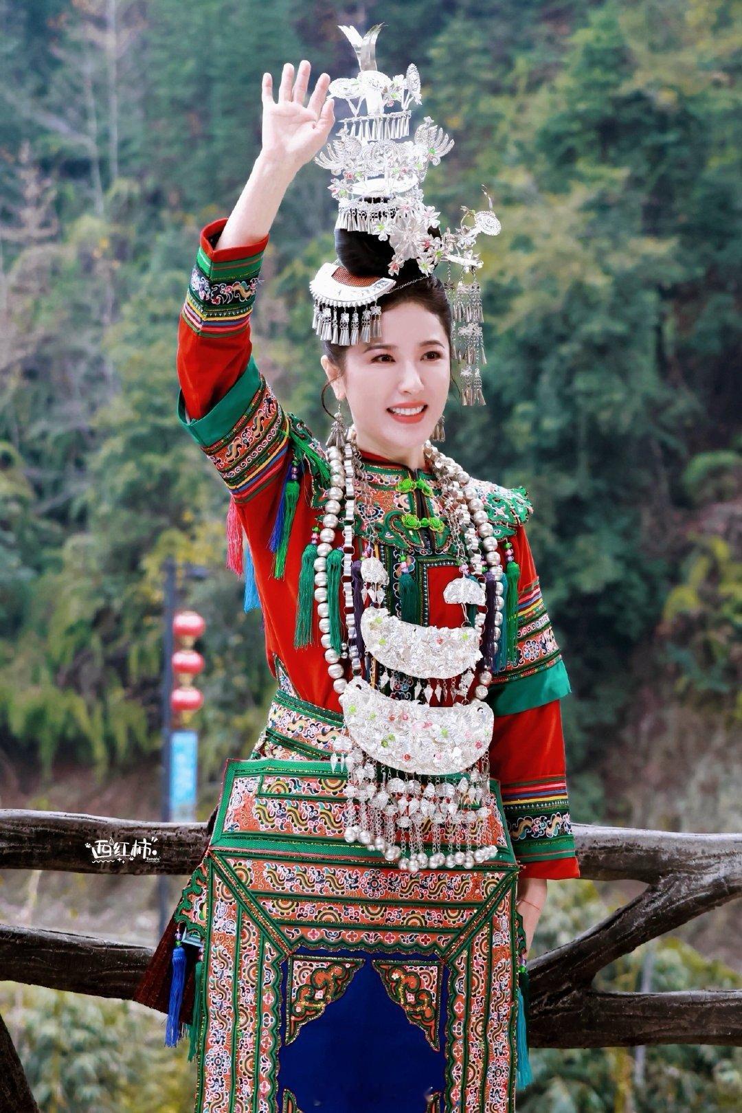 曾黎我有点不认识你了 曾黎这次造型简直大突破！第一眼险些没认出，完美融入当地氛围