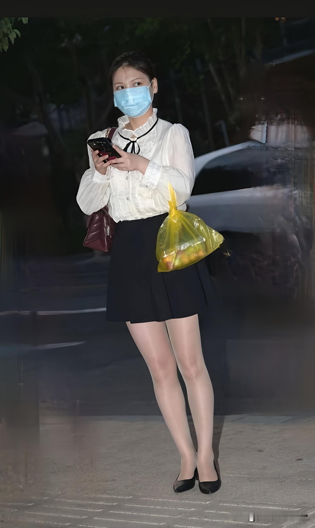夜晚街拍，时尚穿搭，手机相伴，时尚女孩
