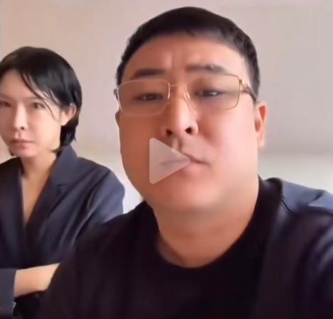 你还有脸说你媳妇呢？
你快看看你自己长的那张石破茂的脸吧。
男子吐槽自己老婆长得