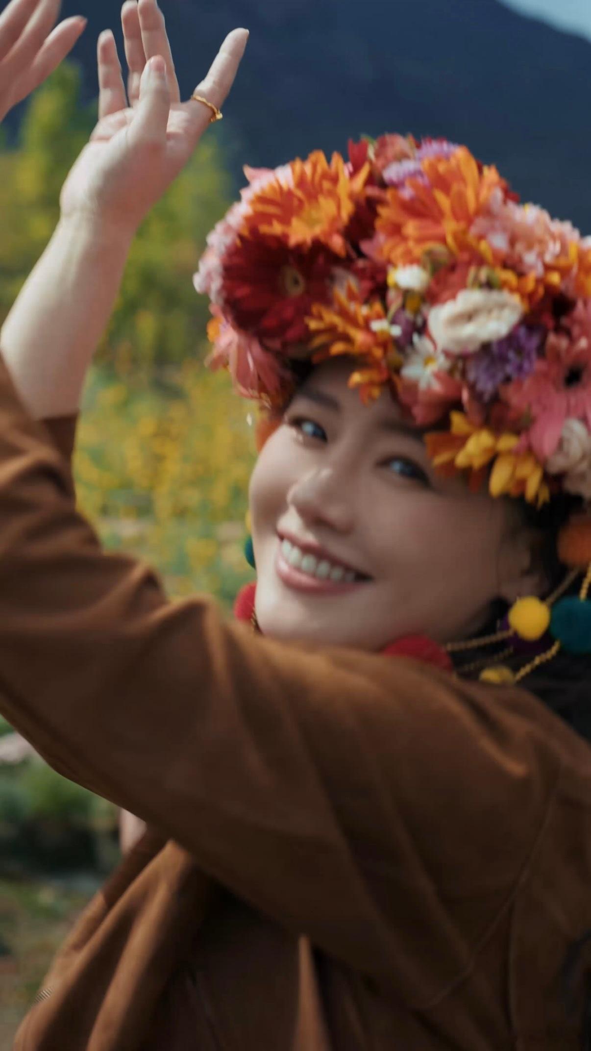 马思纯云南体验簪花 马思纯戴上簪花整个人的气质都变了，温柔又明媚。鲜花草地雪山做