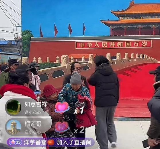 《吴营村天安门火上央媒：连夜拆除电线杆，早上举行升旗仪式，仪仗队都来了，帮老人圆