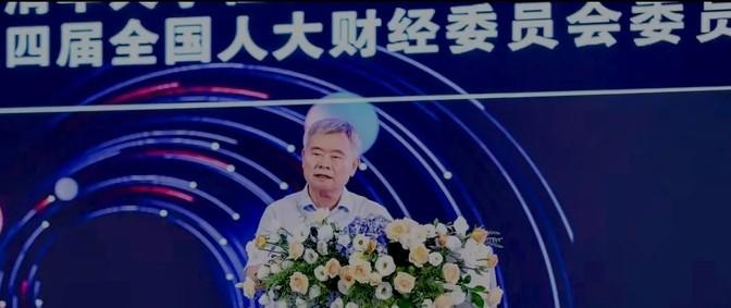 蔡教授的提议，让1.7亿农民进城落户就得放弃土地，这事儿争议大了！先不说农民们愿