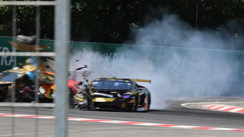 dtm德国房车大师赛 受诺里斯林首回合严重事故的两位车手现已送医。据围场内传闻，