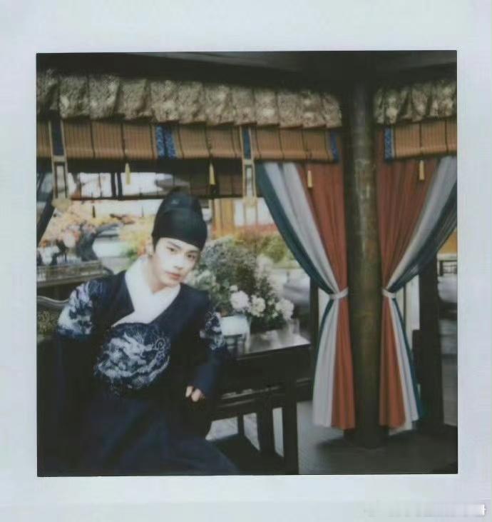 何与萧靖西拍立得，期待值拉满