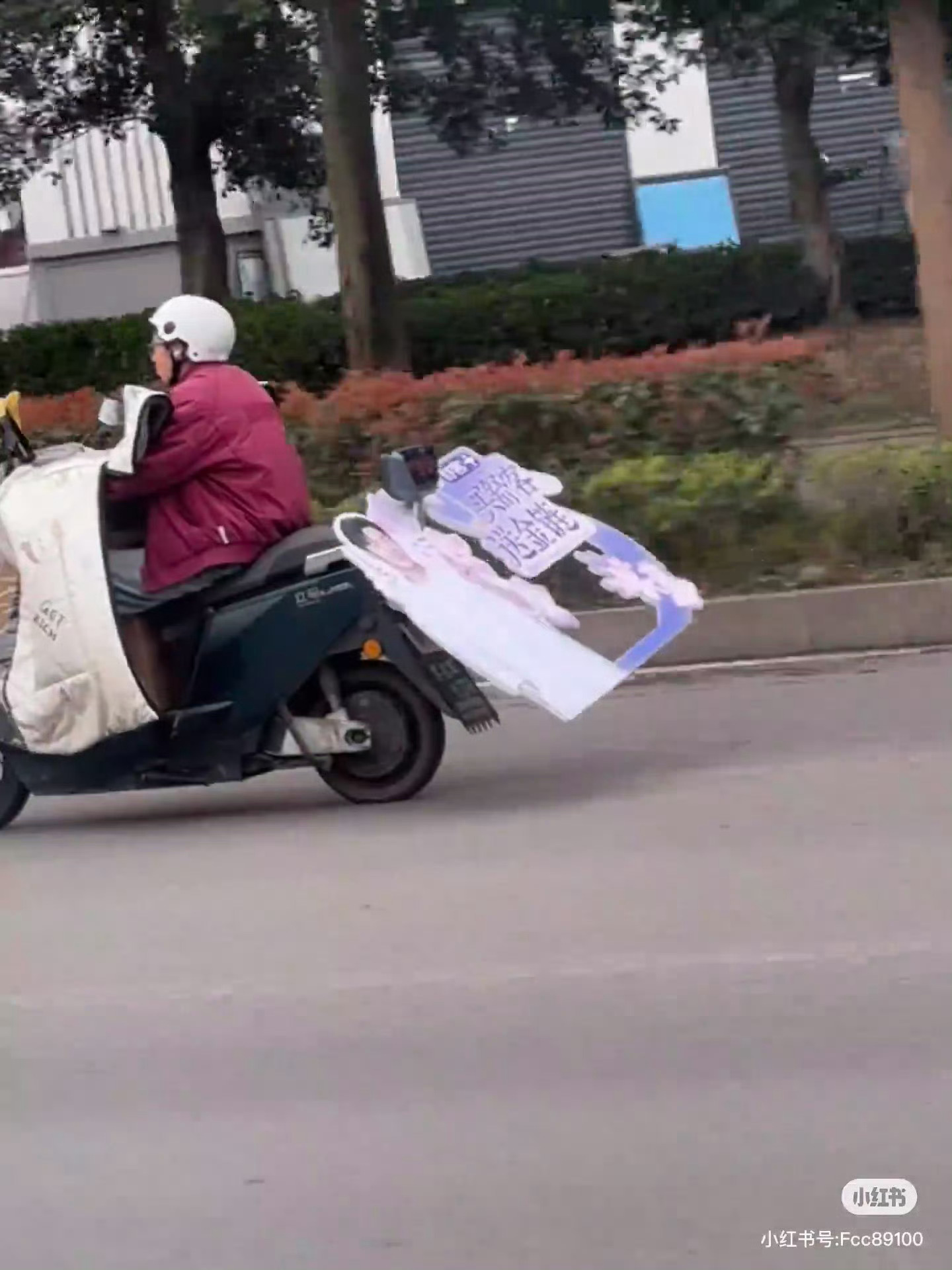 肖战惊现一男子电动车后座！ 