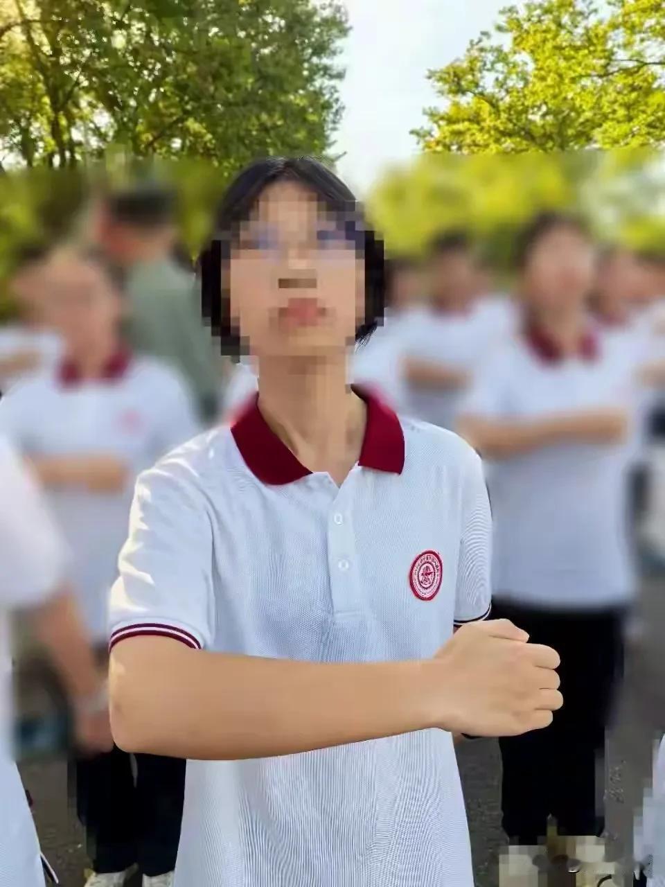 上海，一15岁女子在军训时猝然离世，令人痛心。不料，女子家属查看监控后发现，孩子