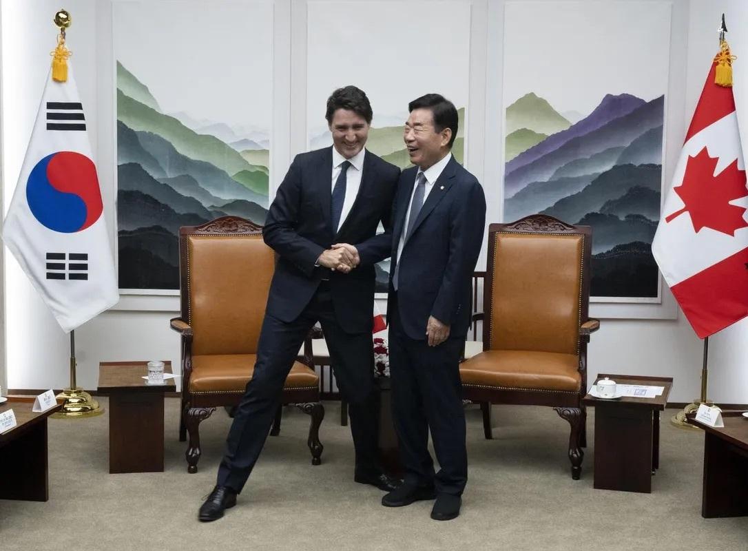 加拿大总理与韩国国会议长合影引起争议
特鲁多总理与韩国国会议长合影时张开双腿以降