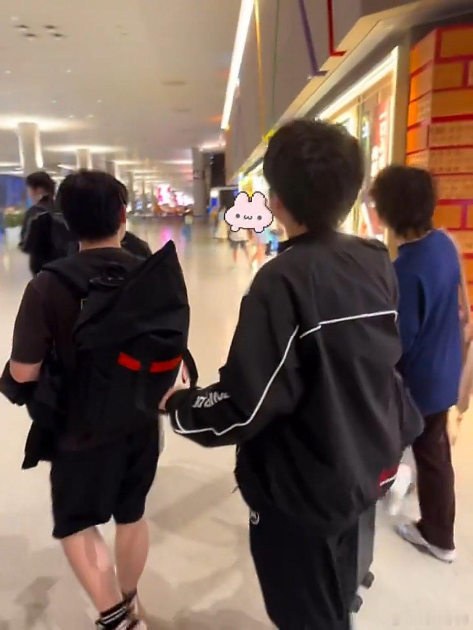 kpl 小寒走路一直牵着小牛的书包带子哈哈哈爷爷带孩子这波完全对好吧！2026k