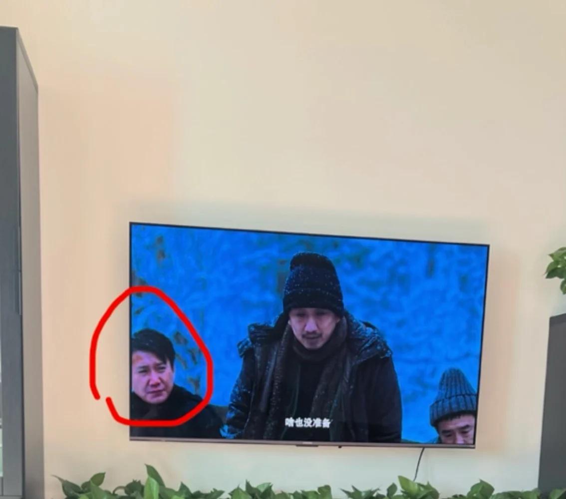 《老舅》大结局，那个坐在郭大炮和达达中间的“二叔”，为什么全程沉默？
很多观众注