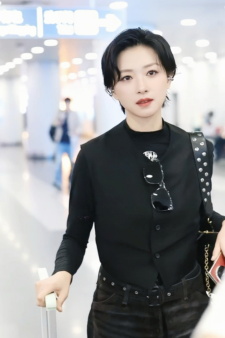 万茜[超话]wq万茜群星 wq万茜白泓羽 我的宇宙很小，刚好只装得下你的光芒🌟