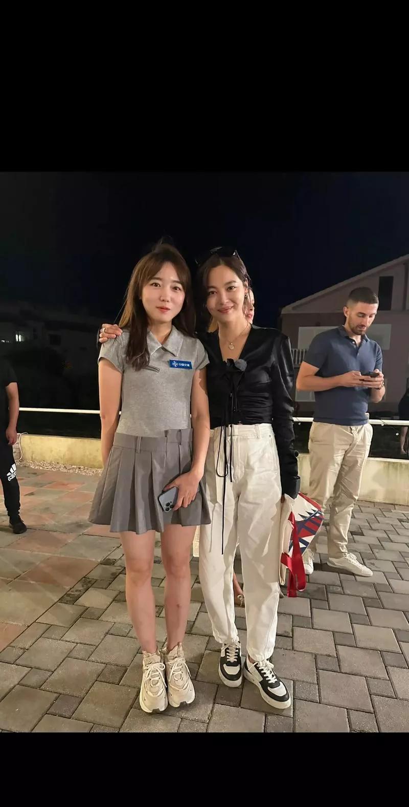 平时电视上看着像个女汉子，没想到线下真人这么淑女，而且真人比电视上还要好看很多，