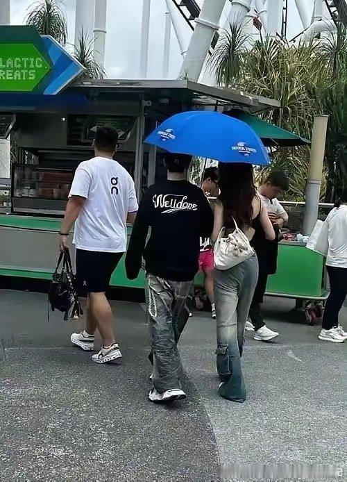 黄晓明新恋情曝光，前脚旧人风波未平，后脚身边已经换了新人。 