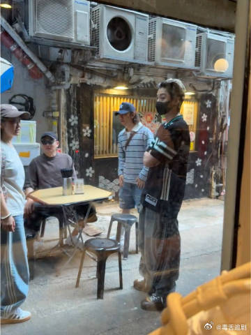 网友香港偶遇王鹤棣吃饭网友香港街头偶遇王鹤棣香港街头遍地惊喜！游客闲逛途中野生捕