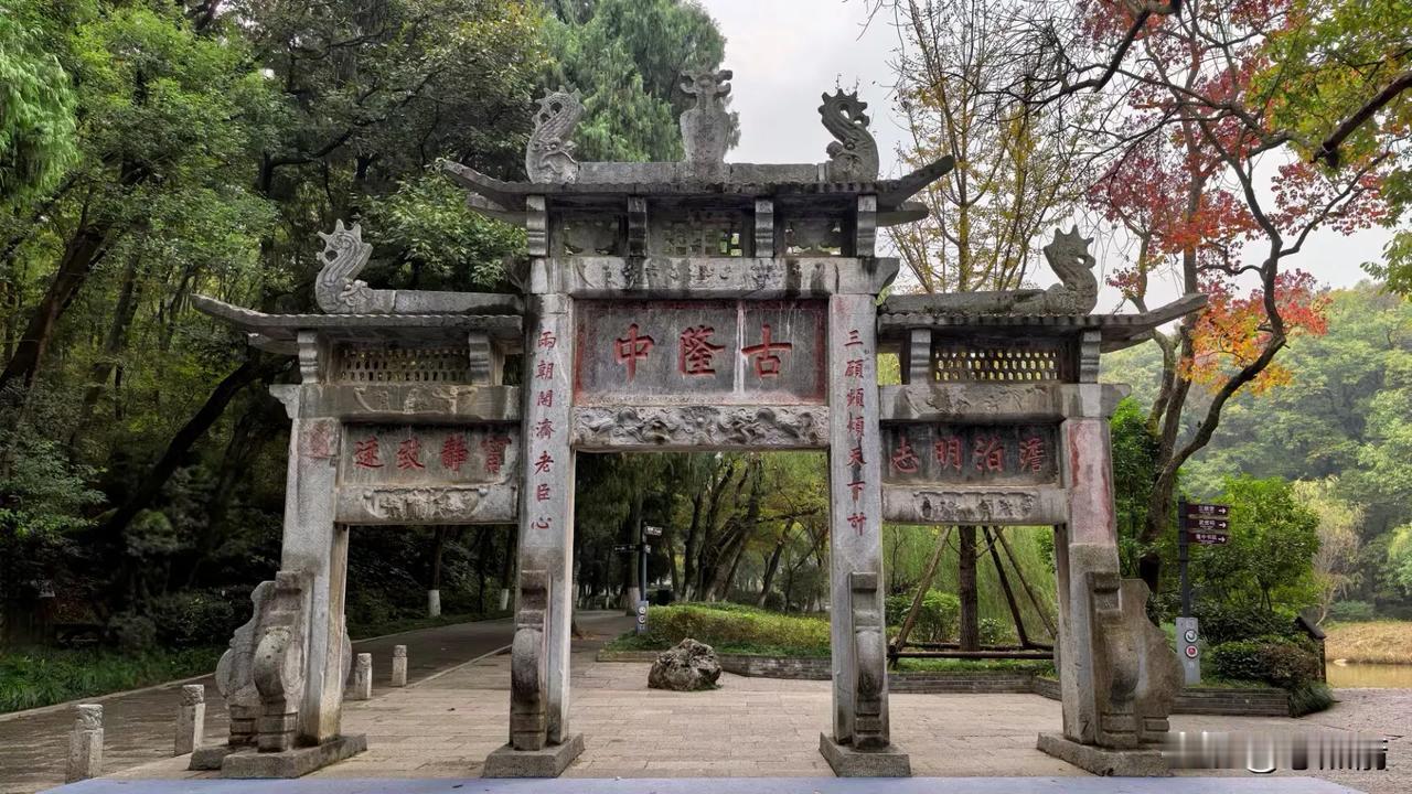 笔下刀光剑影，诚邀下联
胸中剑胆琴心
