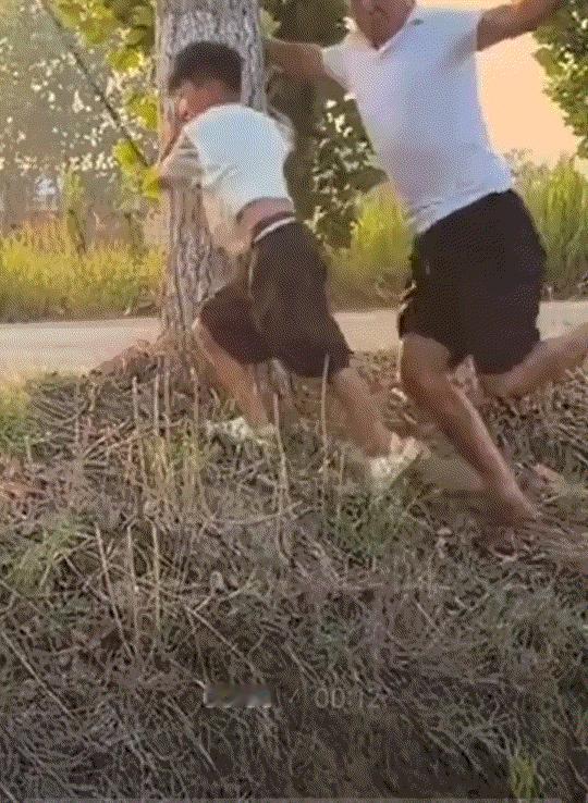 笑不活了！河南，一男孩犯错后，爸爸追着要去教训男孩，没想到被男孩直接把爸爸带到沟