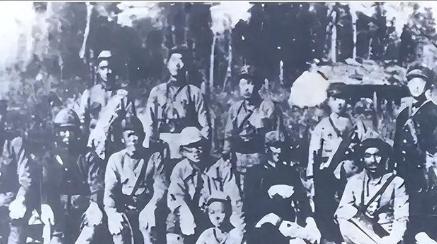 1937年的一天，一个名叫黄有的战士不幸被日军俘虏，就在鬼子举起刺刀，准备将他杀