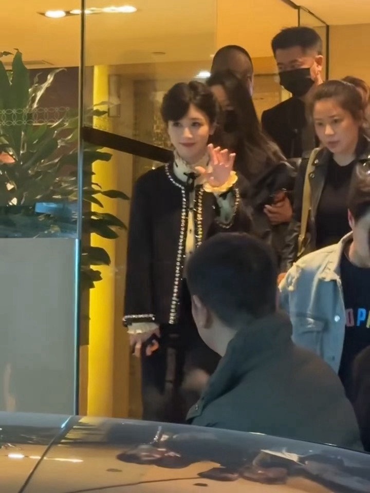 杨紫最新下班路透来了，杨紫好温柔的美呀！声音好甜呀！